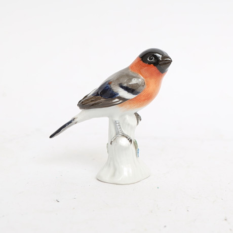 FIGURIN, Meissen, föreställande fågel, med handmålad dekor. Stämplad. på auktion hos Falun Auktionsbyrå