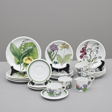 MARGUERITE WALFRIDSON (1929-2012). servis "Midsommar" 22 delar, för IKEA. på auktion hos Södermanlands Auktionsverk