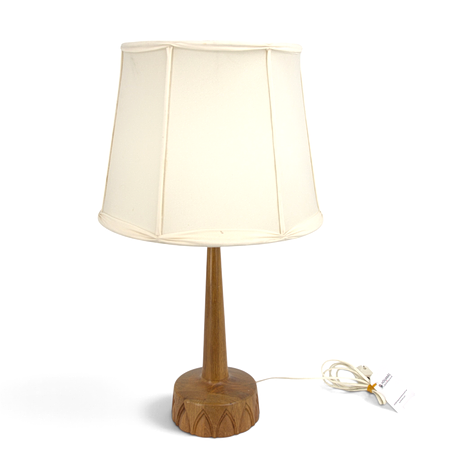 BORDSLAMPA, stomme av teak, tygskärm, AB Stilarmatur, Tranås. på auktion hos Höganäs Auktionsverk