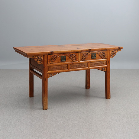 KINESISKT ALTARBORD. Skuret och betsad furu och hardwood, 1900-tal. på auktion hos Skånes Auktionsverk
