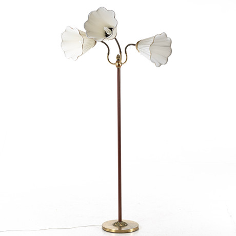 GOLVLAMPA, 3-armad, omkring 1900-talets mitt. på auktion hos Handelslagret Auktionsservice