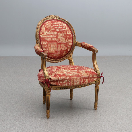 KARMSTOL. Skuret och bronserat trä. Gustaviansk stil, 1900-tal. på auktion hos Skånes Auktionsverk