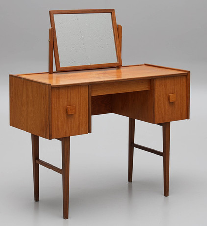 SMINKBORD, fanerat i teak, 1950/60-tal. på auktion hos Auktionsmagasinet Vänersborg