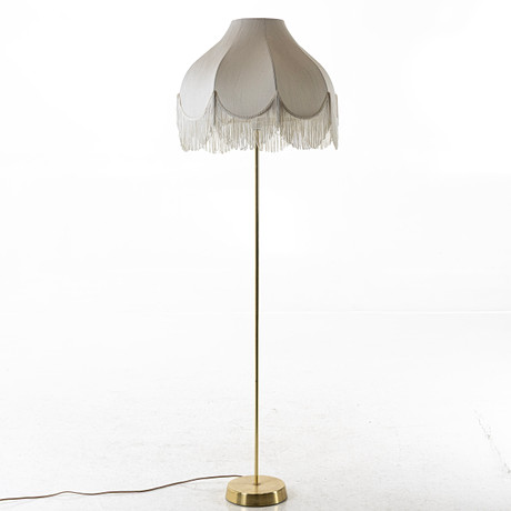 GOLVLAMPA, mässing, omkring 1900-talets mitt. på auktion hos Handelslagret Auktionsservice