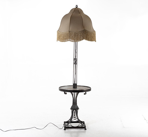 GOLVLAMPA, med rökbord, smide, jugend, 1900-talets början. på auktion hos Handelslagret Auktionsservice