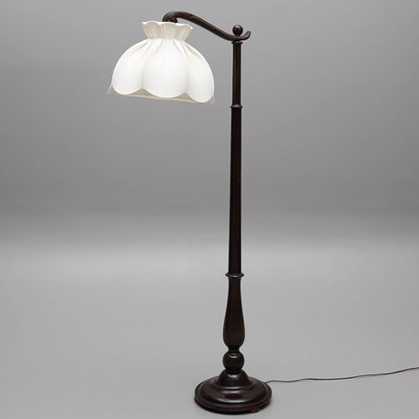 GOLVLAMPA, betsad björk, jugend, tidigt 1900-talets första del. på auktion hos Auktionsmagasinet Vänersborg