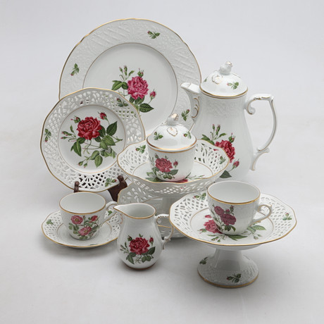 KAFFESERVIS, 31 delar, porslin, "Klassiska Rosor", Fyrklövern. på auktion hos Gomér & Andersson Norrköping