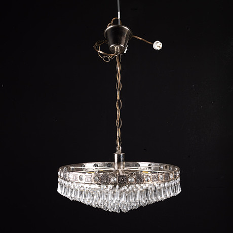 TAKLAMPA, plafond behängd med prismor, metall, omkring 1900-talets mitt. på auktion hos Handelslagret Auktionsservice