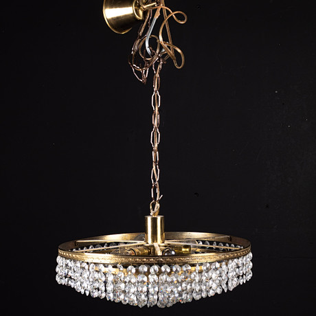 TAKLAMPA, plafond behängd med prismor, omkring 1900-talets mitt. på auktion hos Handelslagret Auktionsservice