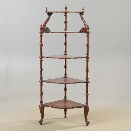 ETIENNEHYLLA, Hörnhylla, 5 hyllplan, mahogny, 1900-tal. på auktion hos Helsingborgs Auktionskammare