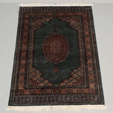 MATTA, handknuten, Pakistan, ca 194x143 cm. på auktion hos Ekenbergs Auktioner