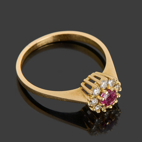 CARMOSÉRING, 18k guld med en rubin bekransad med briljantslipade diamanter. på auktion hos Crafoord Auktioner Stockholm