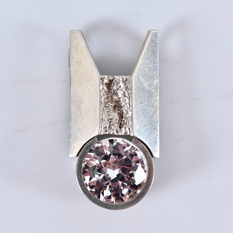 HÄNGE, med bergkristall, Benny Design för Cson Göteborg 1985, sterlingsilver. på auktion hos Halmstads Auktionskammare