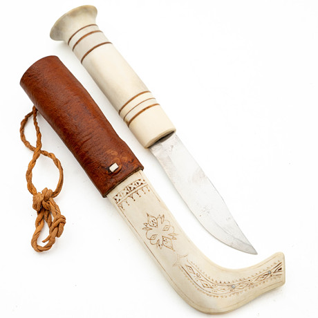 KNUT JOHAN KITOK. Halvhornskniv, Malmberget, monogramsignerad K.J.K. på auktion hos Norrlands Auktionsverk