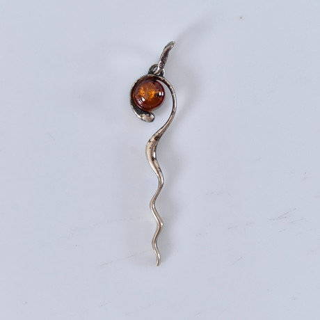 HÄNGE, med bärnsten, sterlingsilver. på auktion hos Halmstads Auktionskammare