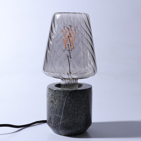 BORDSLAMPA, sten. på auktion hos Gomér & Andersson Linköping