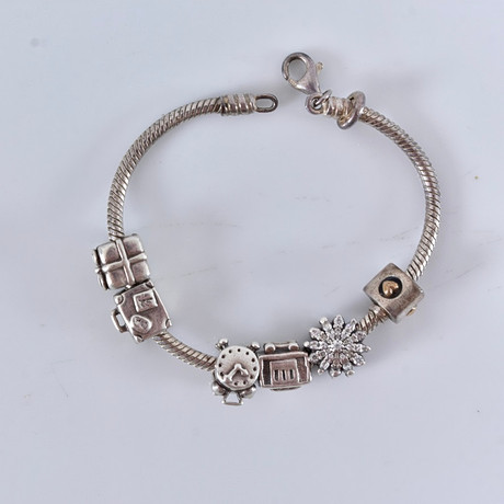 ARMBAND, sterlingsilver med berlocker, Pandora. på auktion hos Halmstads Auktionskammare