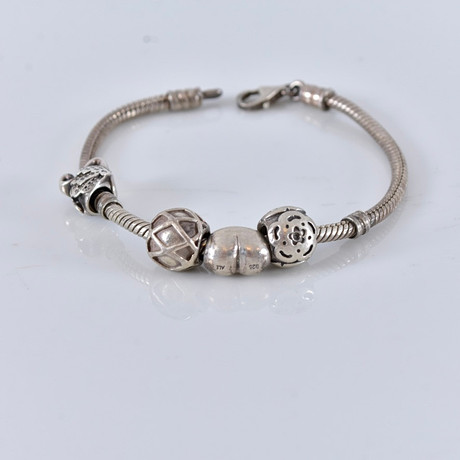 ARMBAND, sterlingsilver med berlocker, Pandora. på auktion hos Halmstads Auktionskammare