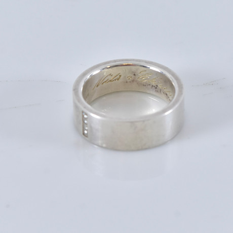 RING, med diamanter, sterlingsilver. på auktion hos Halmstads Auktionskammare