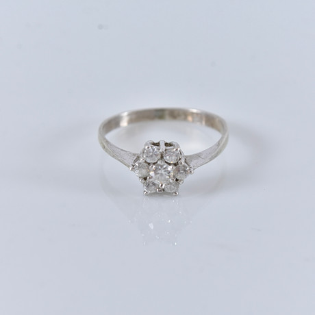 CARMOSÉRING, med vita stenar, sterlingsilver. på auktion hos Halmstads Auktionskammare