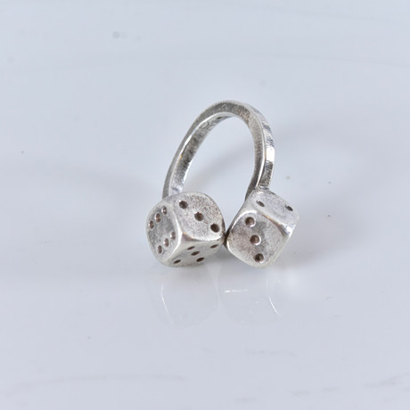 RING, i form av två tärningar, sterlingsilver. på auktion hos Halmstads Auktionskammare