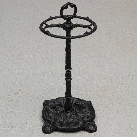 PARAPLYSTÄLL, gjutjärn, 1900-tal. på auktion hos Ekenbergs Auktioner