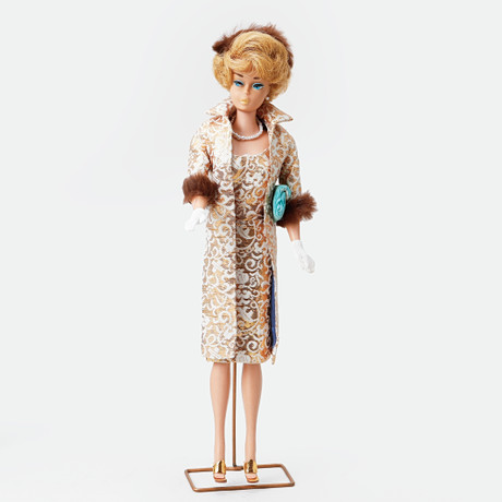 BARBIE, #859 bubble cut med #961 "Evening Splendour", Mattel, 1959-64. på auktion hos Göteborgs Auktionsverk