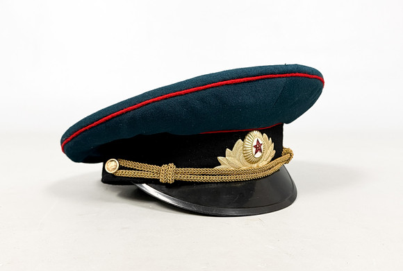 OFFICERSMÖSSA, textil, metall, Sovjetiska armén-1900-tal. på auktion hos Auktionshuset STO Bohuslän
