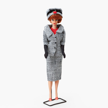 BARBIE, #850 bubble cut med #954 "Career Girl", Mattel, 1963-64. på auktion hos Göteborgs Auktionsverk