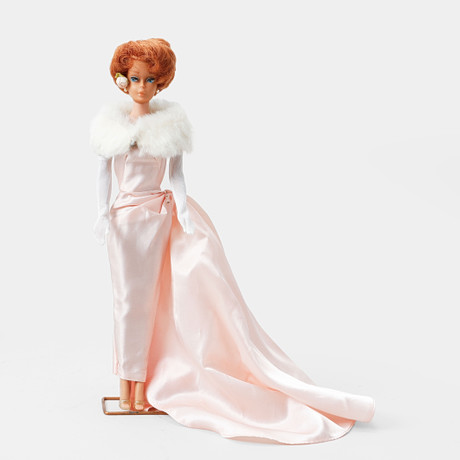 BARBIE, #850 Bubble Cut med #983 "Enchanted Evening", Mattel, 1960-63. på auktion hos Göteborgs Auktionsverk