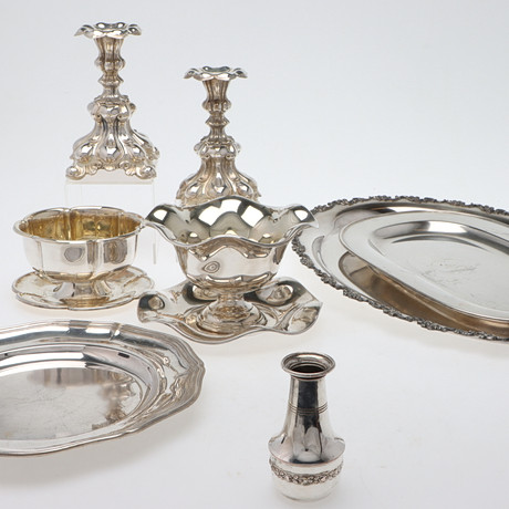 LJUSSTAKAR, SKÅLAR, VAS OCH FAT, 8 st, nysilver. på auktion hos Ekenbergs Auktioner