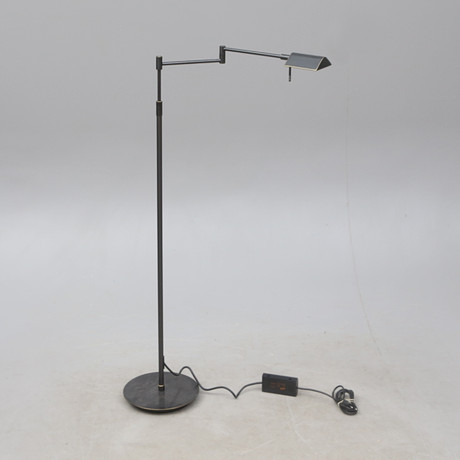 GOLVLAMPA, metall, Holtkötter, modern. på auktion hos Kalmar Auktionsverk