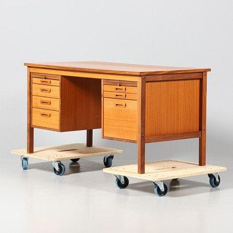 SKRIVBORD, teak, 1900-talets andra hälft. på auktion hos Borås Auktionshall