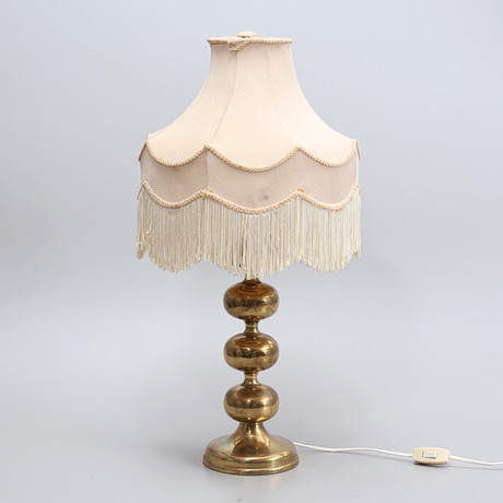 BORDSLAMPA, mässing, kulformation, 1900-talets andra hälft. på auktion hos Auktionshuset Thelin & Johansson