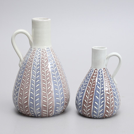 INGRID ATTERBERG. Hänkelvaser, modell 104 samt 105, Upsala-Ekeby, 1947-53. på auktion hos Auktionshuset Thelin & Johansson