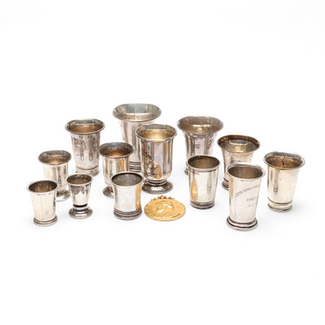 BÄGARE samt MEDALJ, 14 delar, silver, ca 260 gram. på auktion hos Gomér & Andersson Linköping