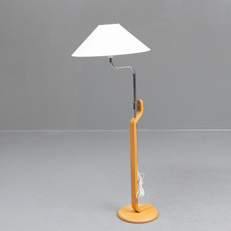 LARS BESSFELT. Golvlampa, "Grevie", Ateljé lyktan, Åhus. på auktion hos Garpenhus Auktioner