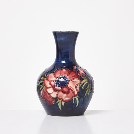 WILLIAM MOORCROFT. VAS. Glaserat stengods, dekor av vallmo, England, 1900-talets första hälft. på auktion hos Stockholms Auktionsverk Sickla
