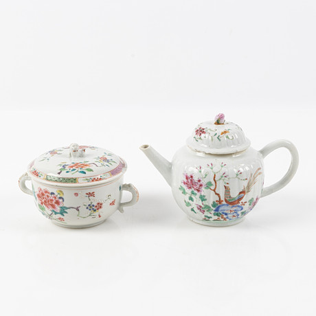 TEKANNA MED BURK, Kina, porslin med målad dekor, Qingdynastin, 17/1800-tal. på auktion hos Stockholms Auktionsverk Helsingborg