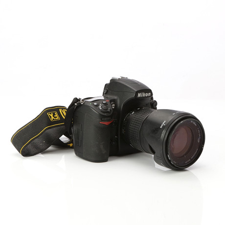 NIKON, SYSTEMKAMERA. D700 med 28-200 mm:s objektiv. på auktion hos Skånes Auktionsverk
