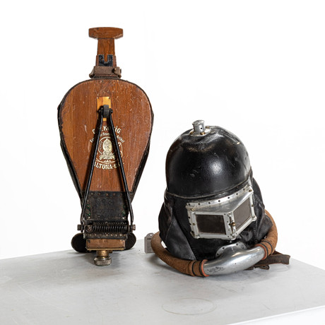 GASMASK, för brandmän, C.B König, Fabrik für feuerwehr-artikel, Hamburg, Tyskland, omkring sekelskiftet 1900. på auktion hos Handelslagret Auktionsservice