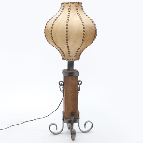 GOLVLAMPA, trä/metall. på auktion hos Kalmar Auktionsverk