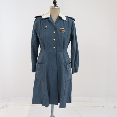 UNIFORM, Svenska lottakåren, med medaljer och broscher. på auktion hos Falun Auktionsbyrå