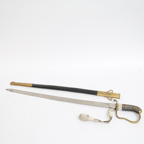 POLISSABEL, 1900-talets början, handtag i mässing. klinga av stål, balja av läder och mässing. Stämplad STHLMS på auktion hos Falun Auktionsbyrå