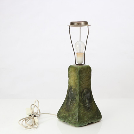 BORDSLAMPA. Glaserad keramik, jugend, tidigt 1900-tal. på auktion hos Skånes Auktionsverk