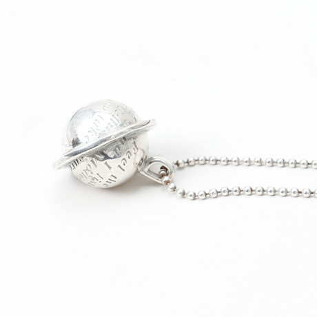 EFVA ATTLING. Hänge med kedja, "Mother Earth", silver. på auktion hos Göteborgs Auktionsverk