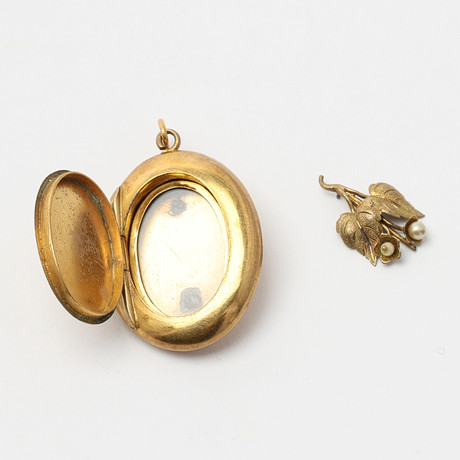BERLOCK, med fotogömma, guld 14K, 18K och förgylld vitmetall. på auktion hos Uppsala Auktionskammare