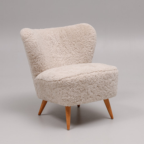 FÅTÖLJ, Swedish Modern, klädd i fårskinn, 1940-tal. på auktion hos Auktionsbyrån Varberg