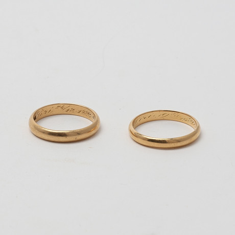 RINGAR, två stycken, guld 18K. på auktion hos Uppsala Auktionskammare