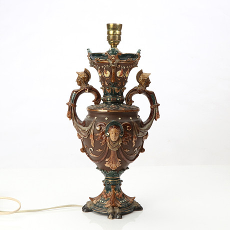 BORDSLAMPA. Majolika, 1800-talets slut. på auktion hos Skånes Auktionsverk